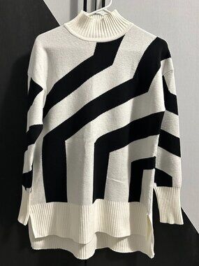 Ninety Clothing Co. Ivory/Black Geometric Mock Neck Ribbed Trim Sweater Wmn's M